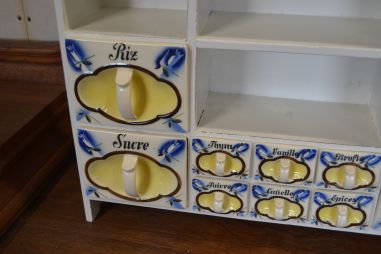 (n-8132) Keraamiliste toosidega maitseaineriiul
