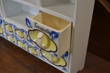 (n-8132) Keraamiliste toosidega maitseaineriiul