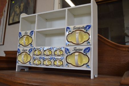 (n-8132) Keraamiliste toosidega maitseaineriiul