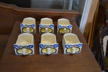 (n-8132) Keraamiliste toosidega maitseaineriiul