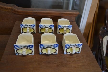 (n-8132) Keraamiliste toosidega maitseaineriiul