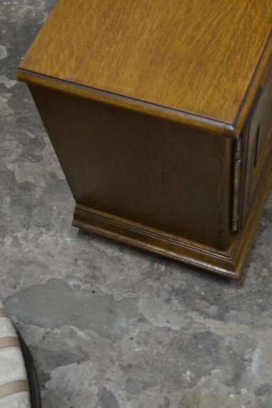 (n-8175) Väiksem kummut, öökapp