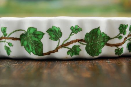 (n-8206) Porcelaine de Paris, luuderohu mustriga koogi/ pirukavorm