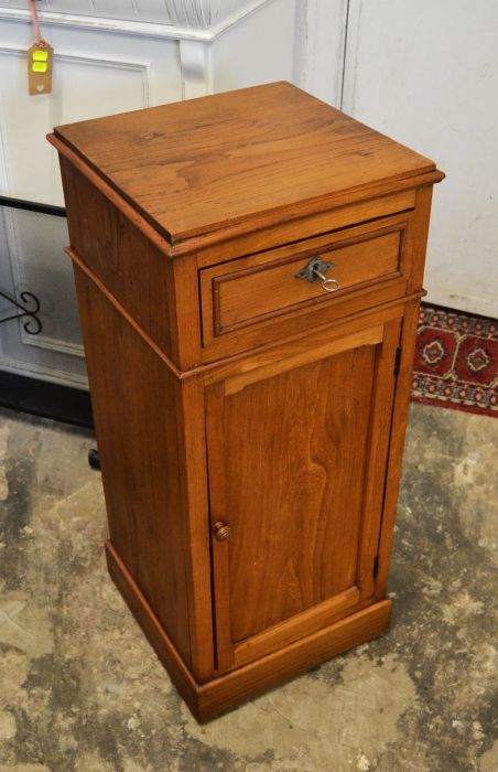 (n-8239) Väiksem kummut, öökapp