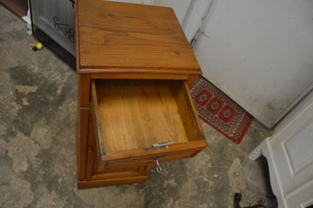 (n-8239) Väiksem kummut, öökapp