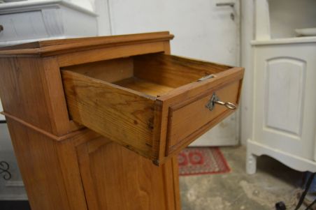 (n-8239) Väiksem kummut, öökapp