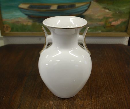 (n-8289) Valge vaas "Chokin kunst"