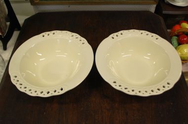 (n-8305/2) Tiffany Boutique, kreemikad pitsilised suured kausid, 2tk komplektis