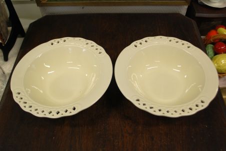 (n-8305/2) Tiffany Boutique, kreemikad pitsilised suured kausid, 2tk komplektis