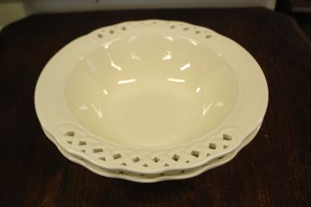 (n-8305/2) Tiffany Boutique, kreemikad pitsilised suured kausid, 2tk komplektis
