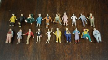 (n-8324) Käsitsimaalitud minifiguurid, 20tk komplektis