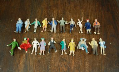 (n-8326) Käsitsimaalitud minifiguurid, 20tk komplektis