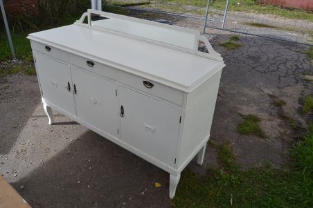 (L-890) Valge pikem peegliga kummut, servant