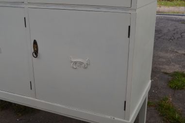 (L-890) Valge pikem peegliga kummut, servant