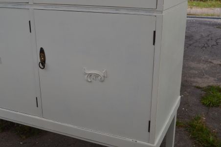 (L-890) Valge pikem peegliga kummut, servant