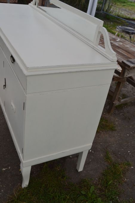(L-890) Valge pikem peegliga kummut, servant