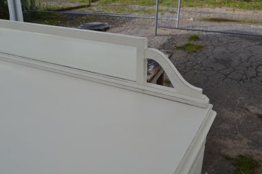 (L-890) Valge pikem peegliga kummut, servant
