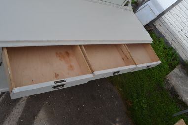 (L-890) Valge pikem peegliga kummut, servant