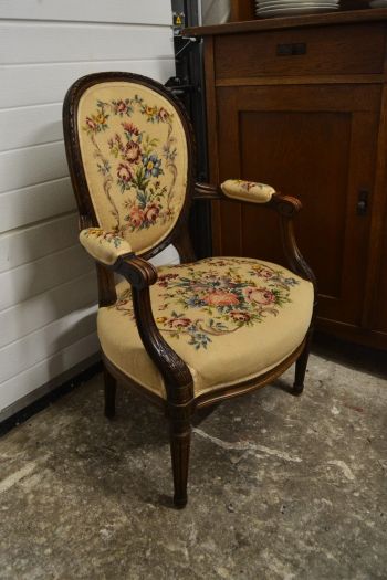 (n-8401) Petit point lilletikandiga tugitool