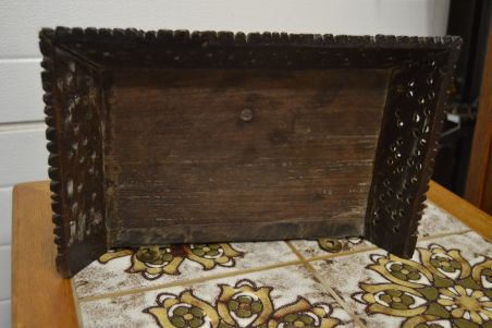 (n-8404) Puidust peene mustriga riiul