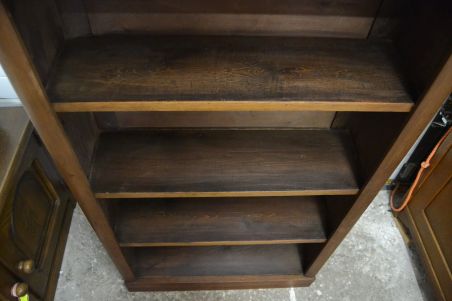 (n-8426) Vanem puidust riiul, raamaturiiul