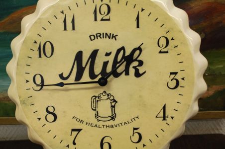 (n-8429) Suur seinakell "Drink Milk"