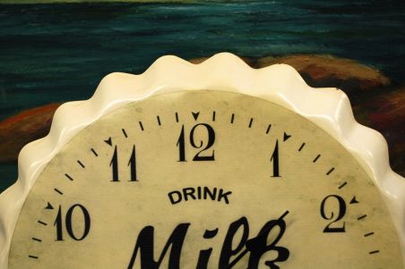 (n-8429) Suur seinakell "Drink Milk"