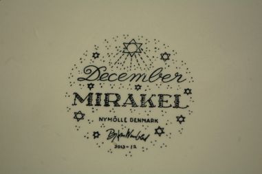 (n-8508/3) Nymölle Denmark, Bjorn Wiinblad, kuumaalus /seinataldrik "Detsember"