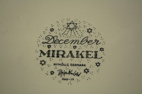 (n-8508/3) Nymölle Denmark, Bjorn Wiinblad, kuumaalus /seinataldrik "Detsember"