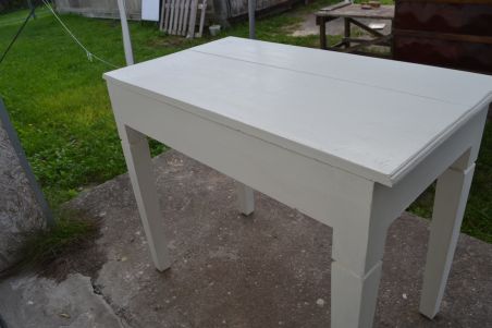 (n-8511) Valge sahtlitega laud