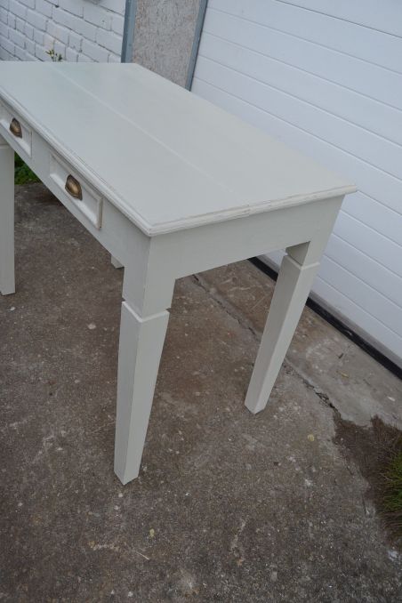 (n-8511) Valge sahtlitega laud