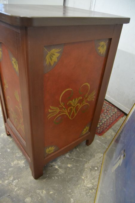 (n-8531) Taani maalitud mustritega kapp