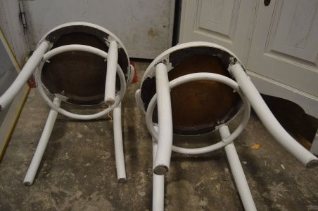 (n-8543) Vanad valged viinitoolid, 2tk komplektis