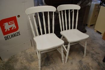 (L-339) Valged puidust toolid, 2tk