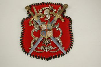 (n-5685) Kahe mõõgaga dekoratiivne Hispaania vapp